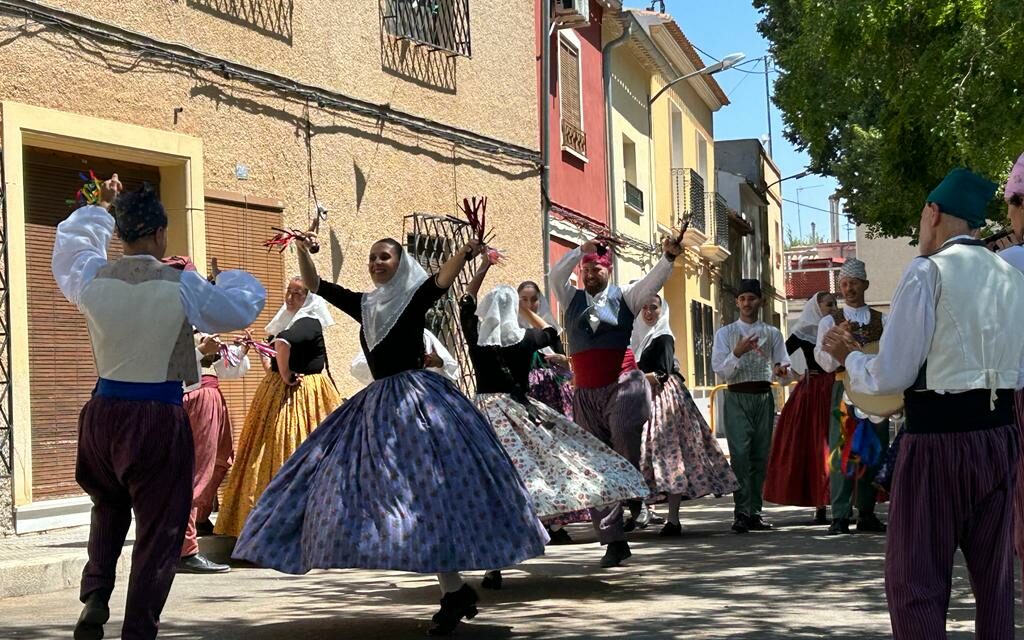 Los grupos folklóricos del Festival conviven con los vecinos en peñas, barrios y pedanías