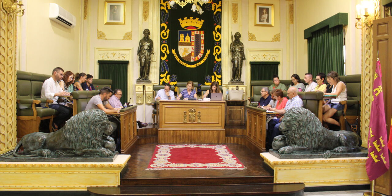 El primer pleno ordinario de la legislatura se centra en el punto de ruegos y preguntas