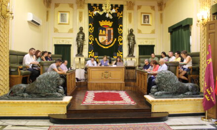 El primer pleno ordinario de la legislatura se centra en el punto de ruegos y preguntas