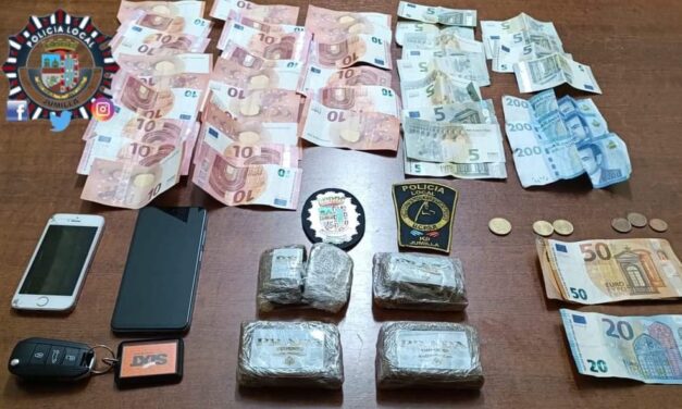 Se intercepta a dos varones en cuyo vehículo portaban más de 400 gramos de supuesto hachís