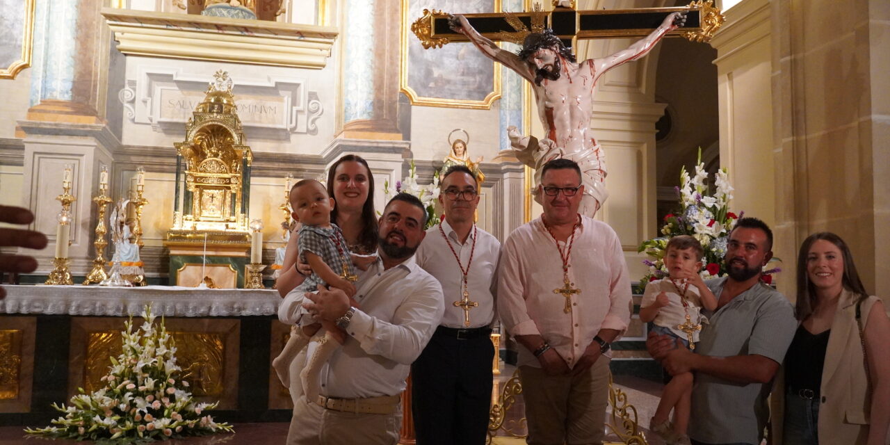 Los nuevos hermanos reciben el escapulario del Cristo de la Salud