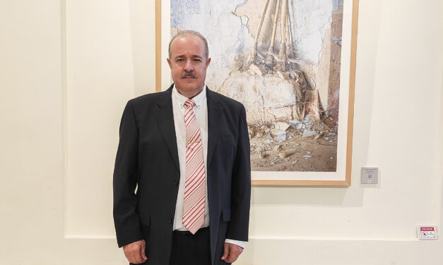 Saorín muestra su gran acuarela, “Extraña grandeza,” en el Palacio Infante D. Luis, en Boadilla