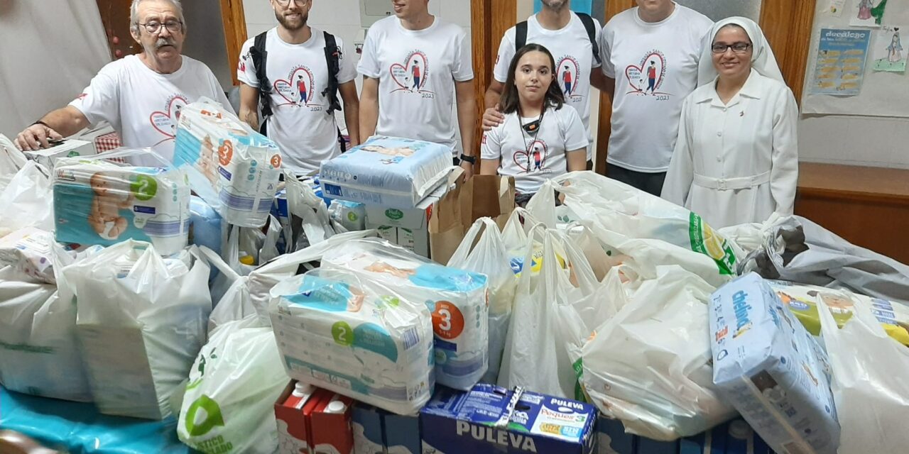 La Marcha Nocturna Solidaria del Santo Costado contó con un centenar de senderistas