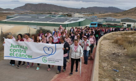 La concienciación en la lucha contra el cáncer de mama tiñó de rosa las calles de Jumilla