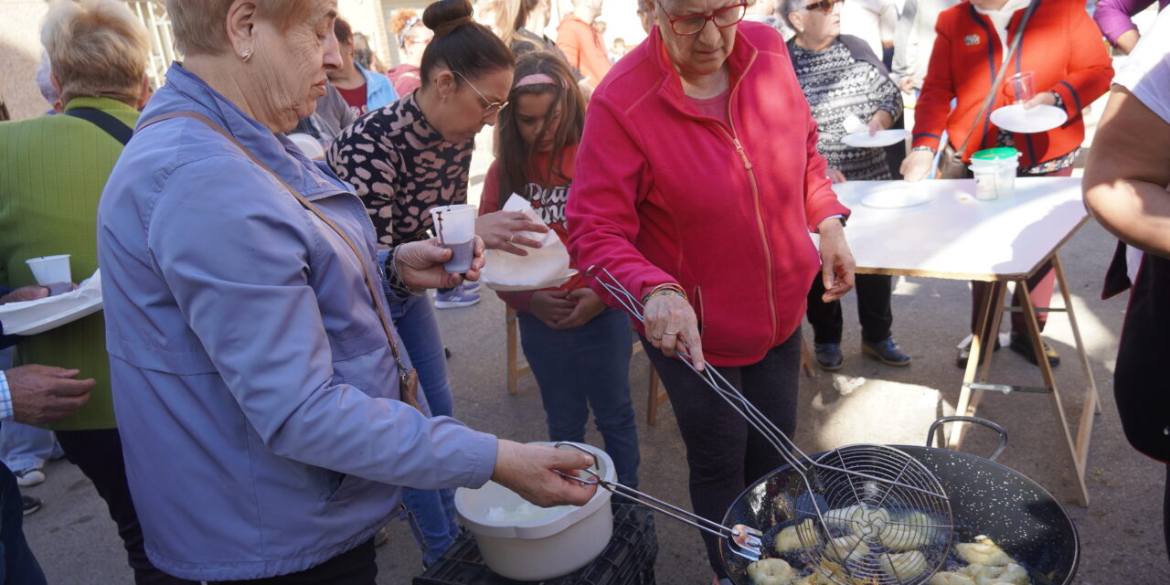 El almuerzo del barrio San Juan reunía este domingo a más de un centenar de vecinos