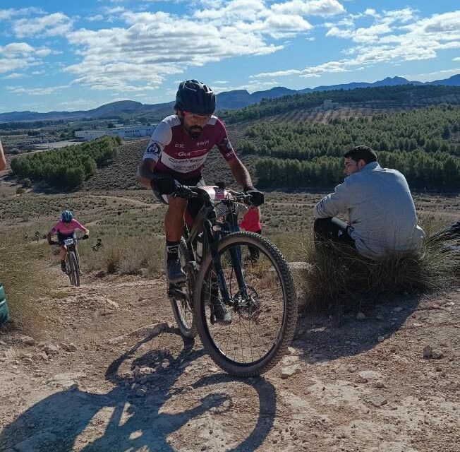 Varios bikers jumillanos se enfrentaron en Hellín a ‘La conquista del depósito’