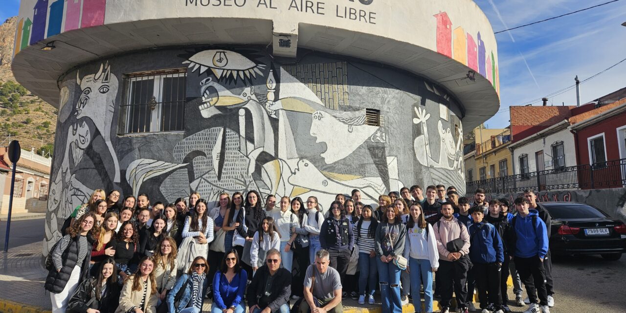 Alumnos del Arzobispo Lozano realizan la ruta literaria de Miguel Hernández