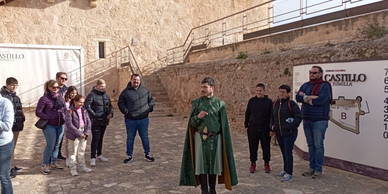 El marqués de Villena ‘muestra’ el Castillo en una visita teatralizada