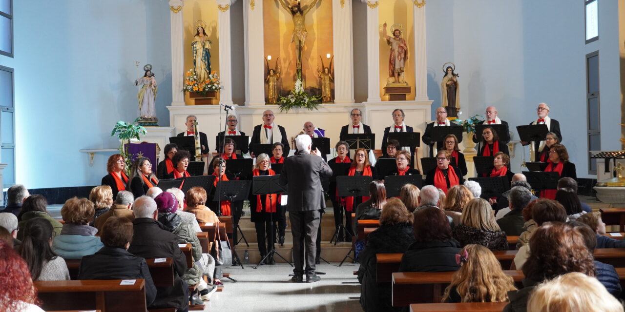 Grandes y pequeños de La Canticorum cantan a la Navidad