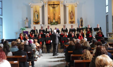 Grandes y pequeños de La Canticorum cantan a la Navidad