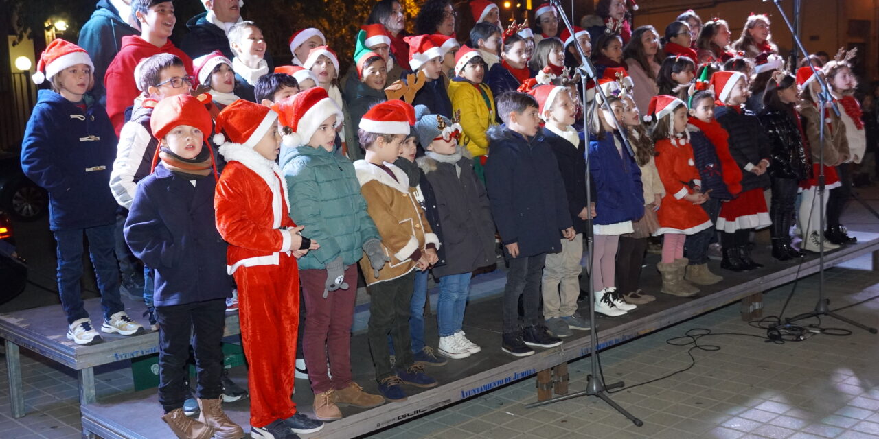 La juvenil de la AJAM entona la Navidad en la Alcoholera