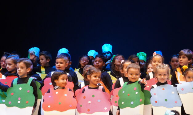 El colegio Cruz de Piedra celebra 20 años cantando a la Navidad con su Festival de Villancicos