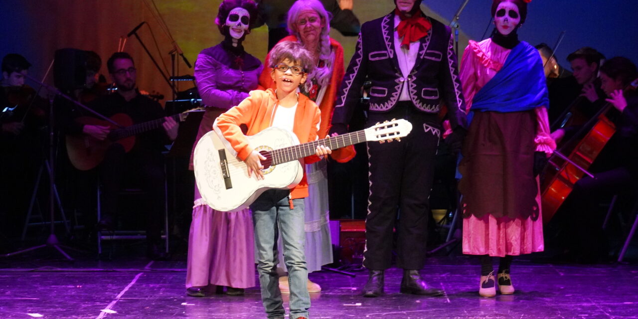 La emoción inundó un abarrotado Teatro Vico con Coco y el pequeño Miguel