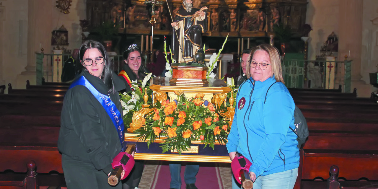 Los vecinos celebraron la festividad de San Antón con misa y degustación de rollos