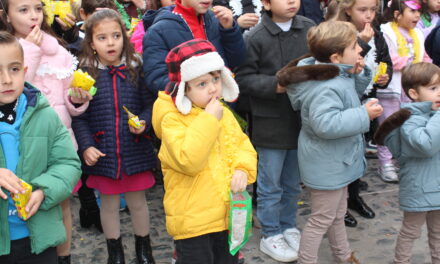 Las campanadas infantiles reúnen a cientos de niños para ‘tomar uvas’