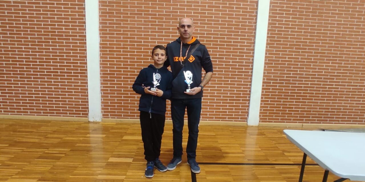 Daniel Verdú padre y Daniel Verdú hijo, del Coimbra, campeón y subcampeón en el Circuito Escolar de Ajedrez