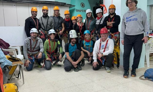 Doce alumnos participan en el curso de iniciación de espeleología
