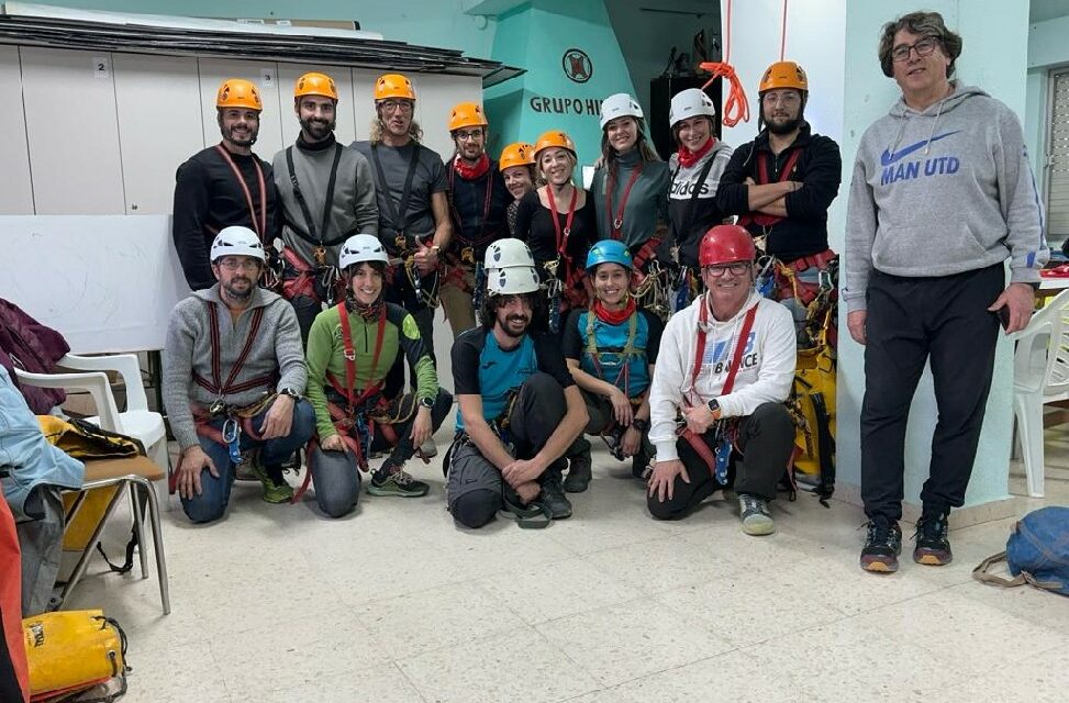 Doce alumnos participan en el curso de iniciación de espeleología