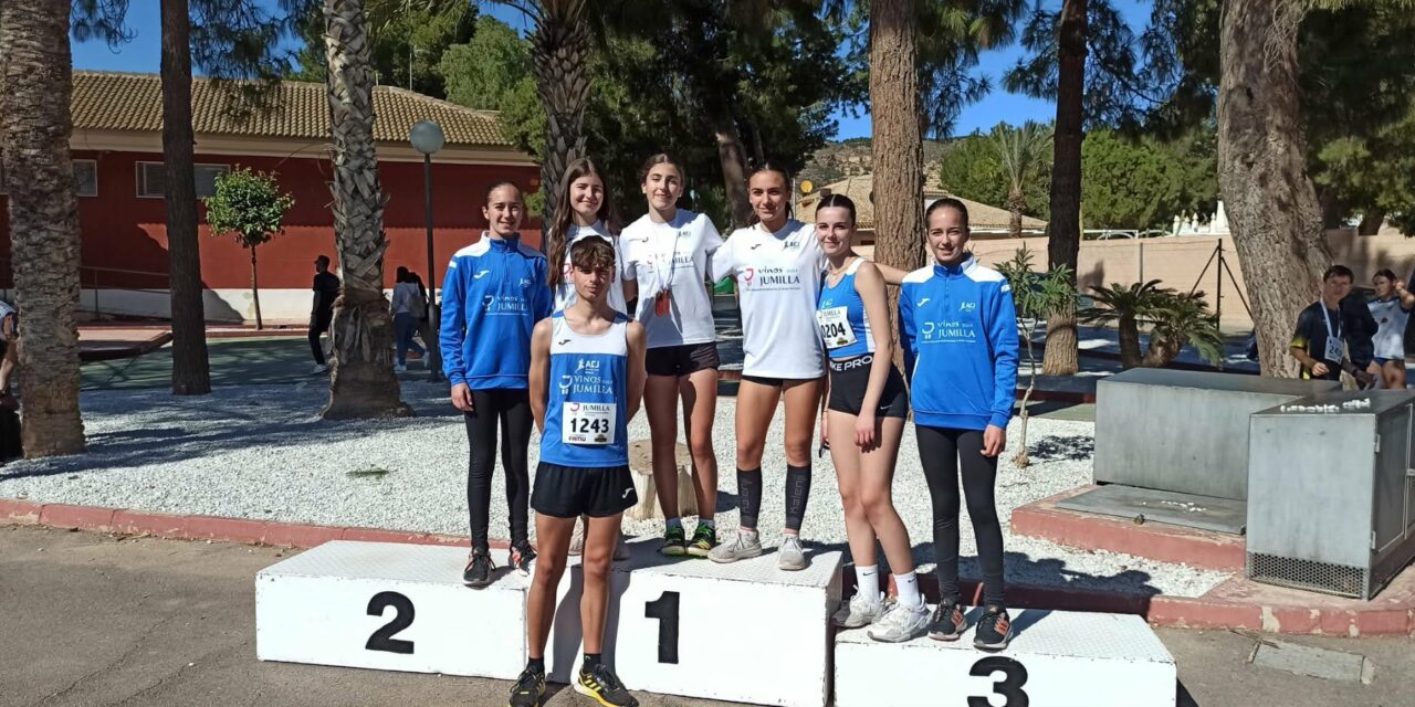 Beatriz Pérez se trae dos oros y un bronce del Campeonato Regional Sub-16 Pista Cubierta