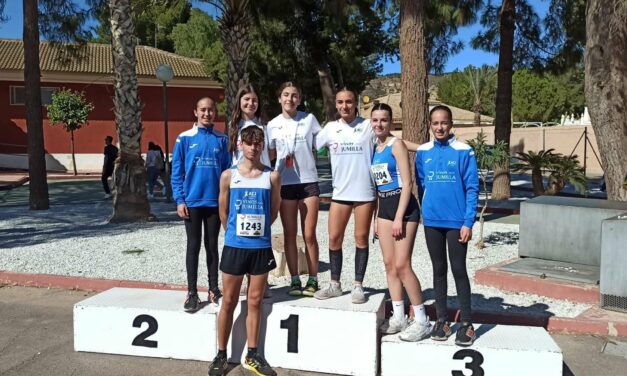 Beatriz Pérez se trae dos oros y un bronce del Campeonato Regional Sub-16 Pista Cubierta