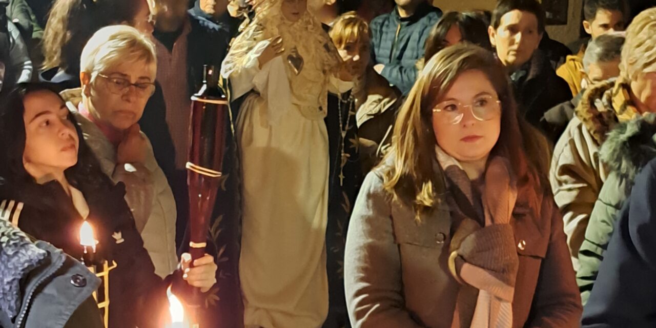 Numeroso público acompaña al Cristo Yacente en su traslado al Santo Sepulcro de la ermita del huerto de Santa Ana