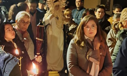 Numeroso público acompaña al Cristo Yacente en su traslado al Santo Sepulcro de la ermita del huerto de Santa Ana