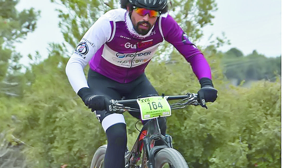 Dos ‘íberos’ luchan contra el viento en una carrera en Pozo Cañada