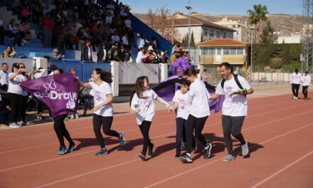 Los alumnos del Cruz de Piedra y del Virgen de la Esperanza corren junto al ‘héroe’ que lucha contra el Dravet