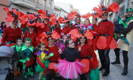 Disfraces y bailes dan colorido y diversión a una tarde desapacible de sábado de Carnaval