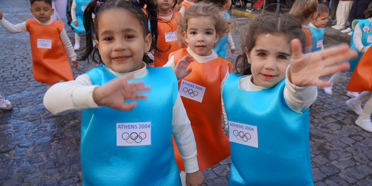 El desfile del carnaval infantil llenó las calles de fantasía