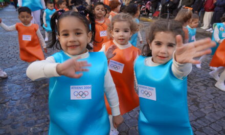 El desfile del carnaval infantil llenó las calles de fantasía