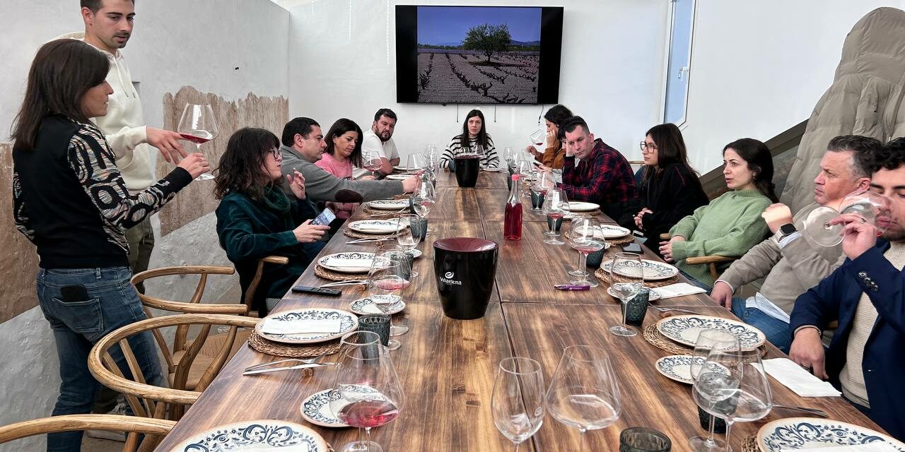 Sumilleres de toda España conocen las bodegas, paisajes, el vino y la gastronomía de Jumilla