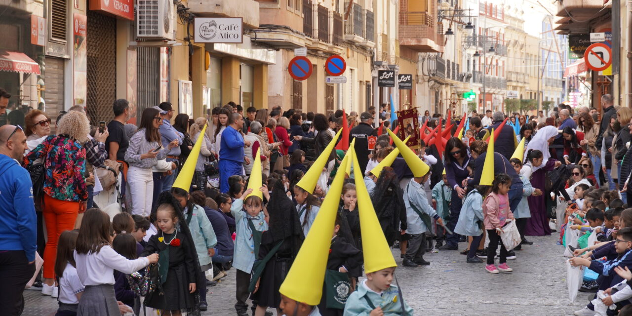 El colegio Santa Ana saca su mini procesión a la calle