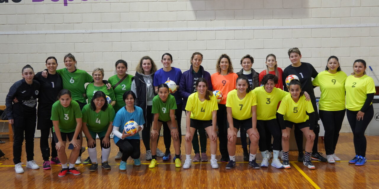 Más de medio centenar de mujeres jugaron al fútbol para conmemorar y celebrar el 8M