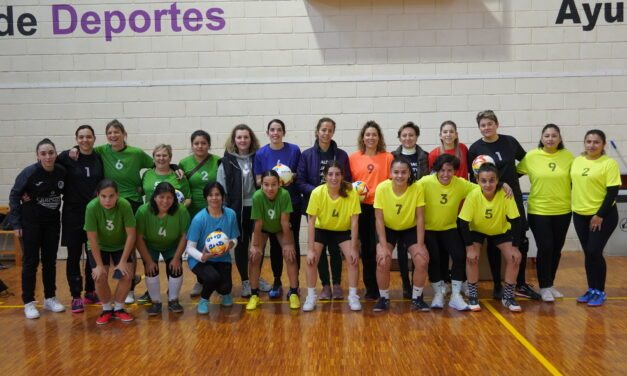 Más de medio centenar de mujeres jugaron al fútbol para conmemorar y celebrar el 8M