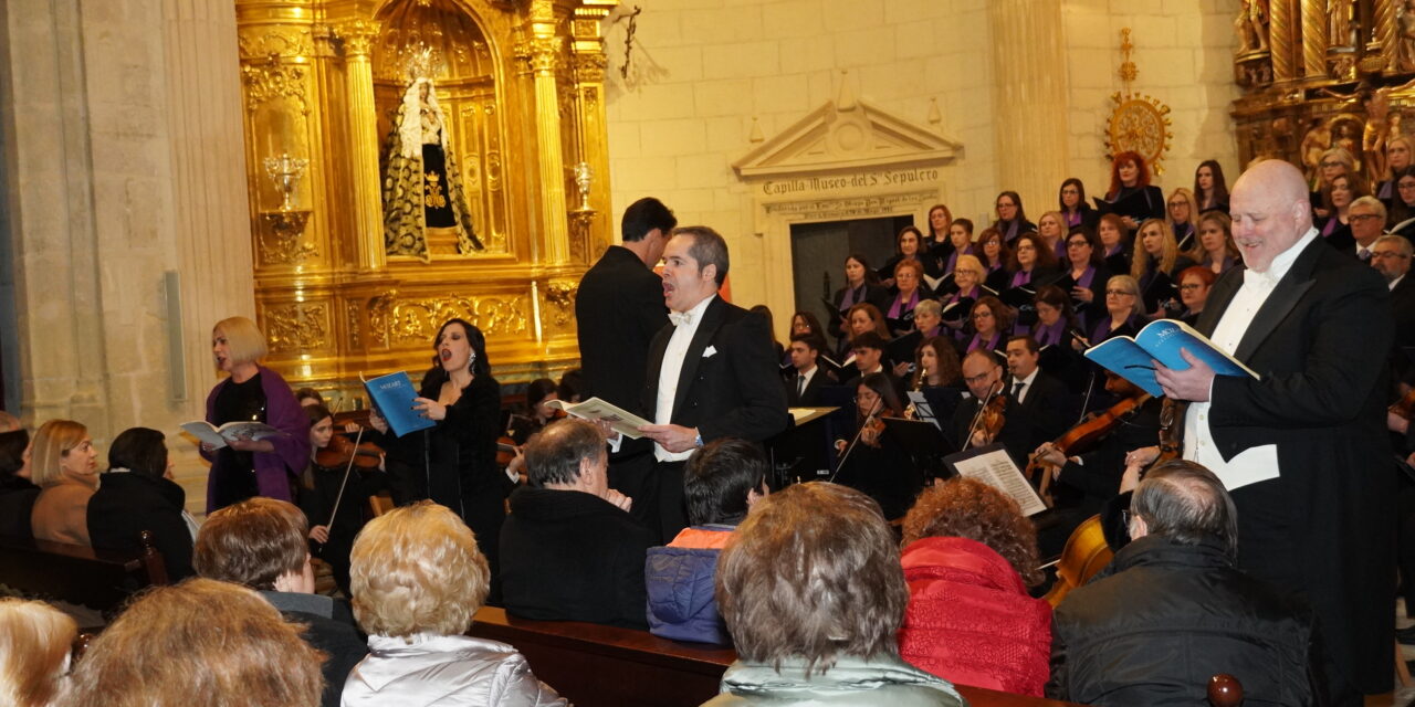 El Réquiem de Mozart llena de emociones, música y ‘dolor’ la parroquia Mayor de Santiago