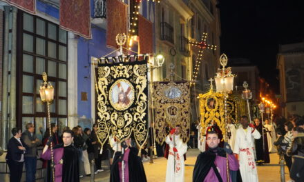 Los anderos de la Salud portaron al Cristo del Perdón en el Vía Crucis