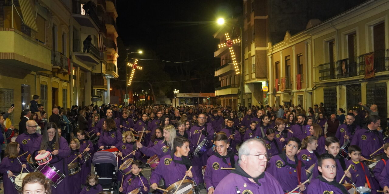 Grandes y pequeños tamborileros llenan las calles con el sonido del toque jumillano