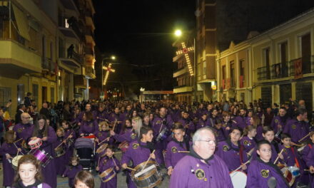 Grandes y pequeños tamborileros llenan las calles con el sonido del toque jumillano