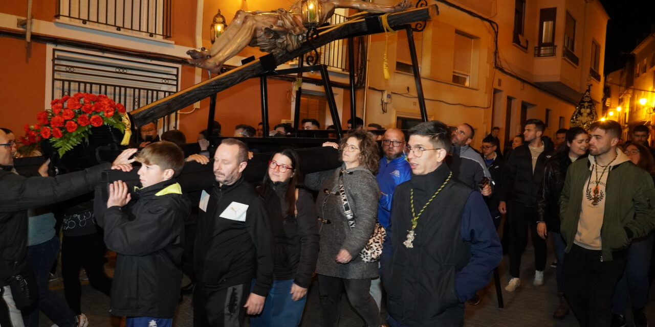 El Cristo de la Sed llega hasta el Real Pósito rodeado de niños y cofrades