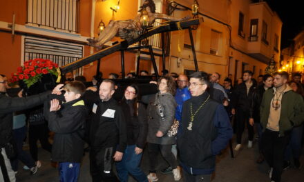 El Cristo de la Sed llega hasta el Real Pósito rodeado de niños y cofrades