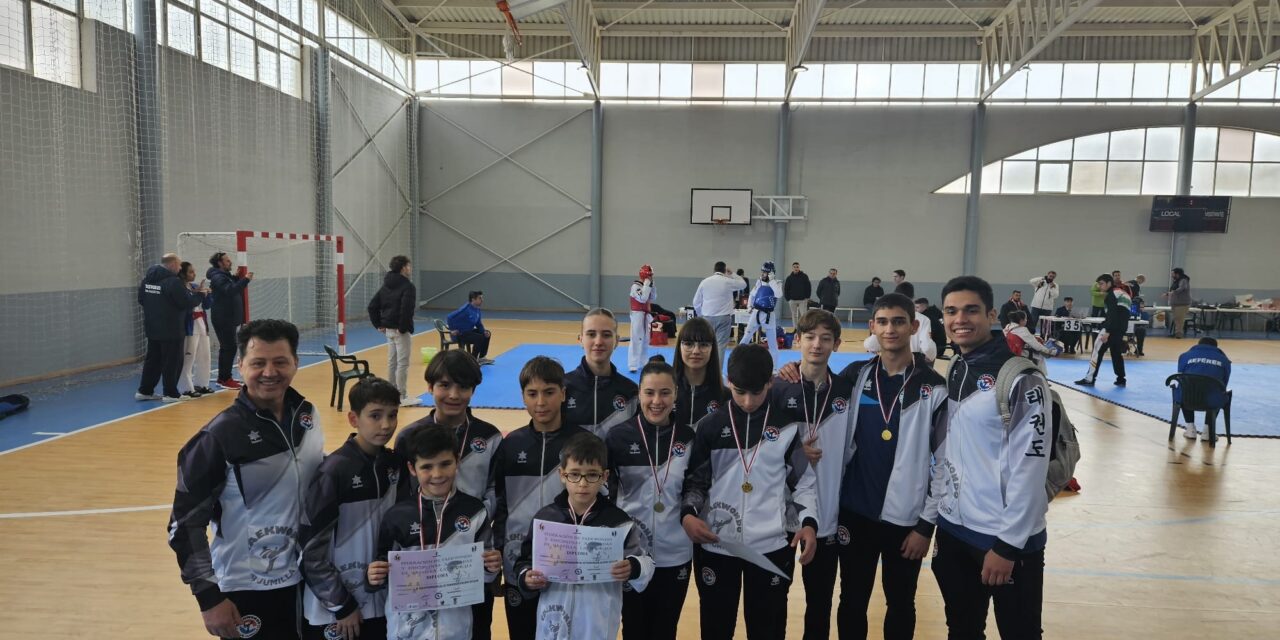 El Club Taekwondo Jumilla se trae numerosas medallas de una competición en Las Pedroñeras