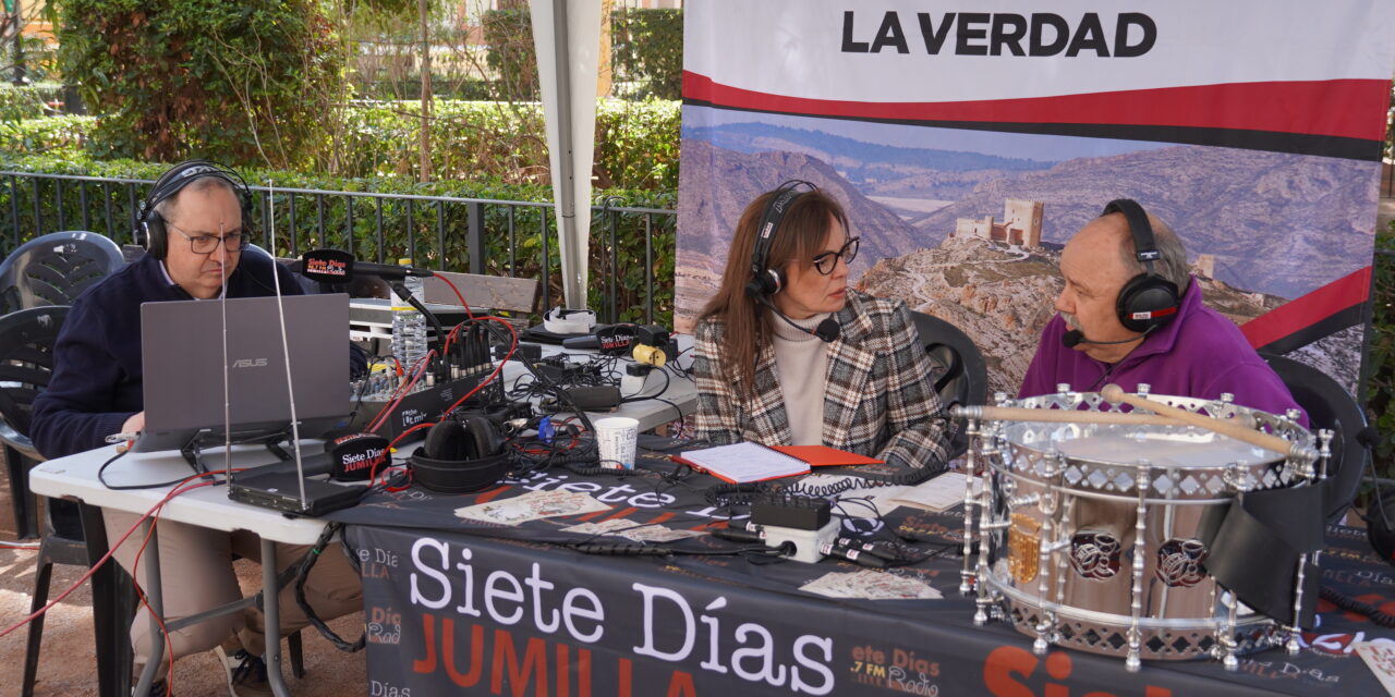 Siete Días Jumilla sacó la radio a la calle en la mañana de Jueves Santo