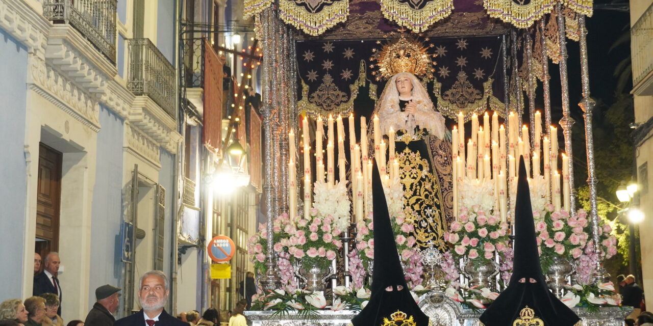 La Amargura de Jueves Santo da paso a una fría mañana de Calvario