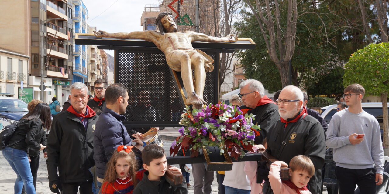 El Cristo de la Reja fue trasladado a su sede portado por la ciudadanía