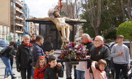 El Cristo de la Reja fue trasladado a su sede portado por la ciudadanía