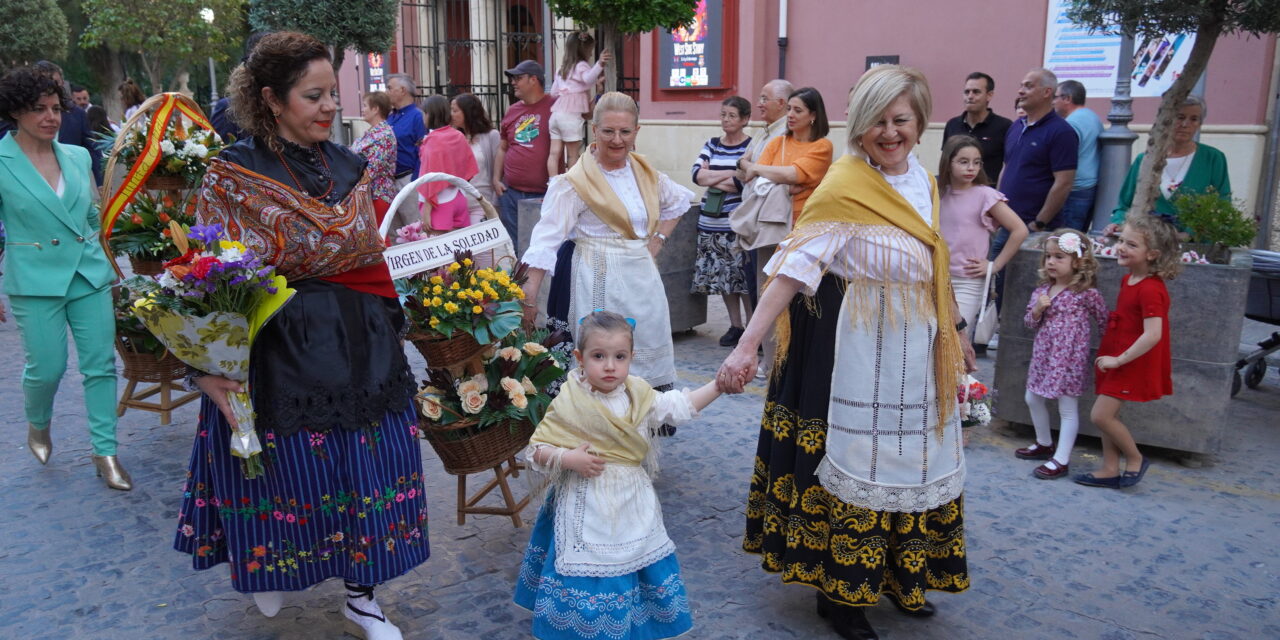 Bella y multitudinaria ofrenda al Cristo Amarrado a la Columna