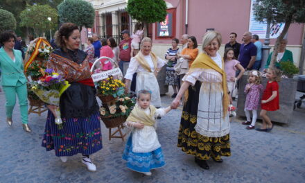 Bella y multitudinaria ofrenda al Cristo Amarrado a la Columna