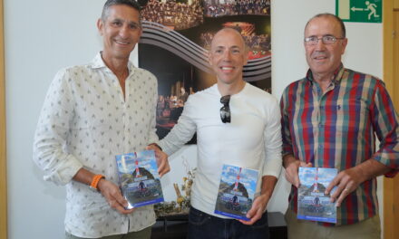 Antonio Toral presenta su nuevo libro rodeado de familia, amigos y profesionales del ciclismo