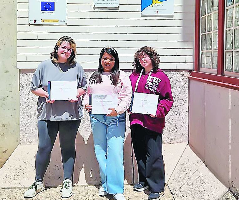 Tres alumnas del IES Infanta Elena han presentado sus proyectos en el Congreso de Investigadores Junior